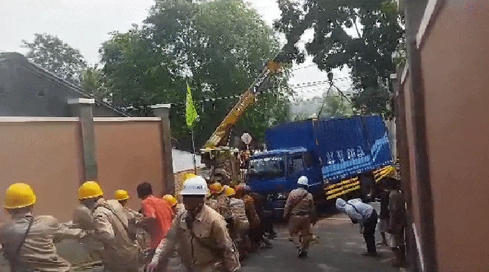 Truk yang menabrak tiang listrik arus atas (LAA) di antara Pondok Ranji dan Kebayoran telah dievakuasi. Momen evakuasi berjalan dramatis. (Kurniawan F/detikcom)