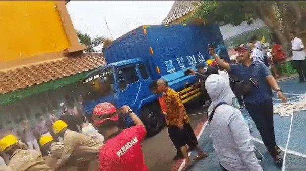 Truk yang menabrak tiang listrik KRL di antara Pondok Ranji dan Kebayoran telah dievakuasi sementara di lapangan SMAN 86 Jakarta. (Kurniawan F/detikcom)