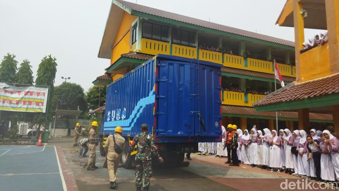 Truk yang menabrak tiang listrik KRL di antara Pondok Ranji dan Kebayoran telah dievakuasi sementara di lapangan SMAN 86 Jakarta. (Kurniawan F/detikcom)
