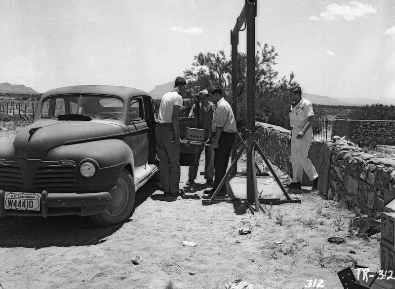 Biopik ‘Oppenheimer’ menampilkan sosok J. Robert Oppenheimer dan temuannya yakni bom atom. Berikut adalah potret asli saat uji coba bom tersebut.