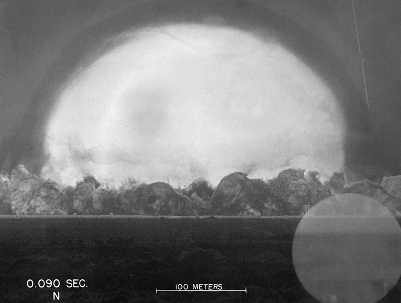 Biopik ‘Oppenheimer’ menampilkan sosok J. Robert Oppenheimer dan temuannya yakni bom atom. Berikut adalah potret asli saat uji coba bom tersebut.