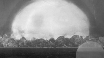 Bola api awal pada 0,090 detik | 16 Juli 1945 | 5:29:45 (Mountain War Time) | Situs Trinity, Alamogordo Test Range, gurun Jornada del Muerto | Hasil: 19 - 21 Kiloton. Foto: Atomicarchive