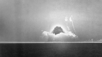 Awan jamur mulai terbentuk pada 2,0 detik | 16 Juli 1945 | 5:29:45 (Mountain War Time) | Situs Trinity, Alamogordo Test Range, gurun Jornada del Muerto | Hasil: 19 - 21 Kiloton. Foto: Atomicarchive