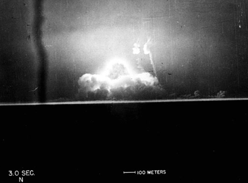 Biopik ‘Oppenheimer’ menampilkan sosok J. Robert Oppenheimer dan temuannya yakni bom atom. Berikut adalah potret asli saat uji coba bom tersebut.