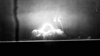 Awan jamur mulai terbentuk pada 3,0 detik | 16 Juli 1945 | 5:29:45 (Mountain War Time) | Situs Trinity, Alamogordo Test Range, gurun Jornada del Muerto | Hasil: 19 - 21 Kiloton. Foto: Atomicarchive