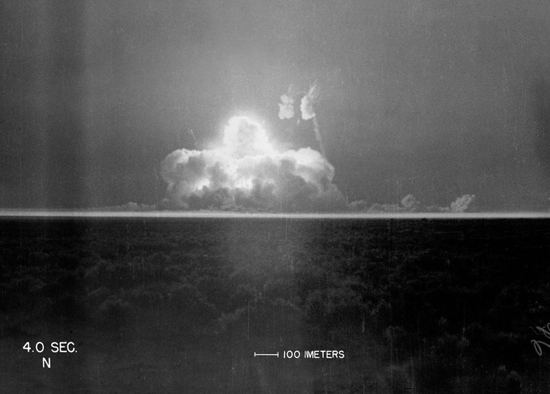 Biopik ‘Oppenheimer’ menampilkan sosok J. Robert Oppenheimer dan temuannya yakni bom atom. Berikut adalah potret asli saat uji coba bom tersebut.