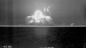 Awan jamur mulai terbentuk pada 4,0 detik | 16 Juli 1945 | 5:29:45 (Mountain War Time) | Situs Trinity, Alamogordo Test Range, gurun Jornada del Muerto | Hasil: 19 - 21 Kiloton. Foto: Atomicarchive