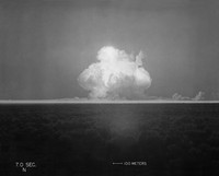 Biopik ‘Oppenheimer’ menampilkan sosok J. Robert Oppenheimer dan temuannya yakni bom atom. Berikut adalah potret asli saat uji coba bom tersebut.