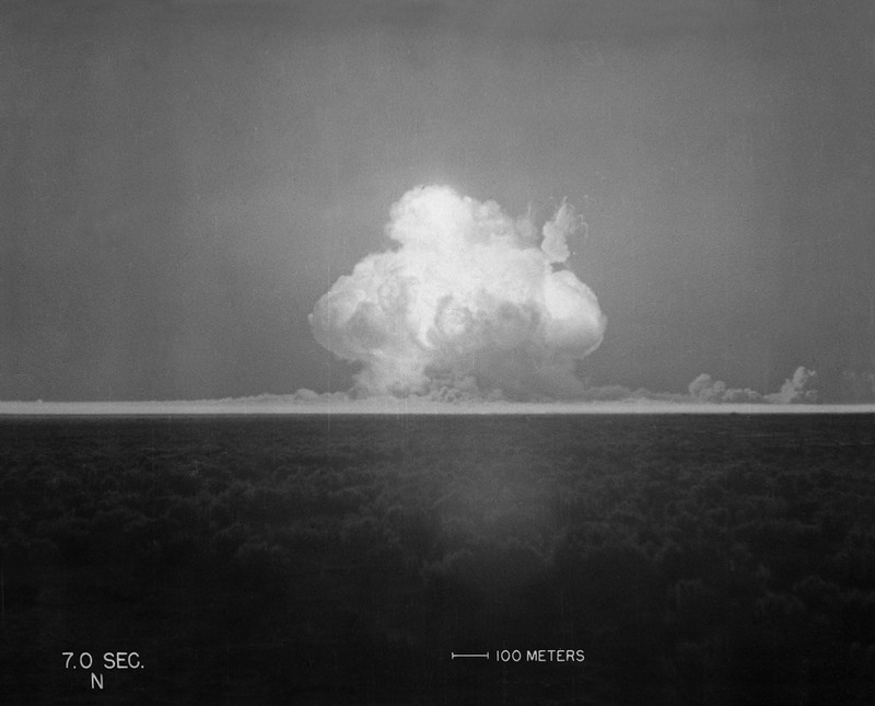 Biopik ‘Oppenheimer’ menampilkan sosok J. Robert Oppenheimer dan temuannya yakni bom atom. Berikut adalah potret asli saat uji coba bom tersebut.