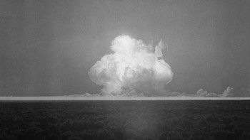 Awan jamur mulai mengambil bentuknya yang biasa pada 7,0 detik | 16 Juli 1945 | 5:29:45 (Mountain War Time) | Situs Trinity, Alamogordo Test Range, gurun Jornada del Muerto | Hasil: 19 - 21 Kiloton. Foto: Atomicarchive