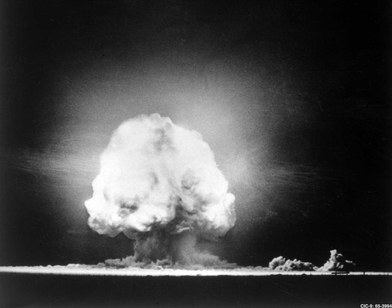 Biopik ‘Oppenheimer’ menampilkan sosok J. Robert Oppenheimer dan temuannya yakni bom atom. Berikut adalah potret asli saat uji coba bom tersebut.