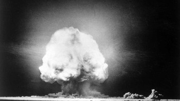 Awan jamur yang terkenal pada 12 detik setelah ledakan | 16 Juli 1945 | 5:29:45 (Mountain War Time) | Situs Trinity, Alamogordo Test Range, gurun Jornada del Muerto | Hasil: 19 - 21 Kiloton. Foto: Atomicarchive