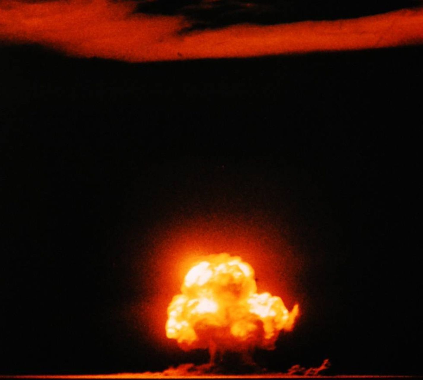Biopik 'Oppenheimer' menampilkan sosok J. Robert Oppenheimer dan temuannya yakni bom atom. Berikut adalah potret asli saat uji coba bom tersebut.