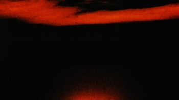 Ini adalah satu-satunya dokumentasi uji Trinity berwarna. Sayangnya hasil film berwarna ini tidak terlalu bagus dan kualitasnya terus memburuk karena rusak termakan waktu. Gambar diambil dari luar Base Camp dengan kamera Perfex 33 menggunakan film 33 mm. Foto: Atomicarchive