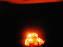 Potret Asli Uji Coba Bom Atom Oppenheimer yang Mencekam