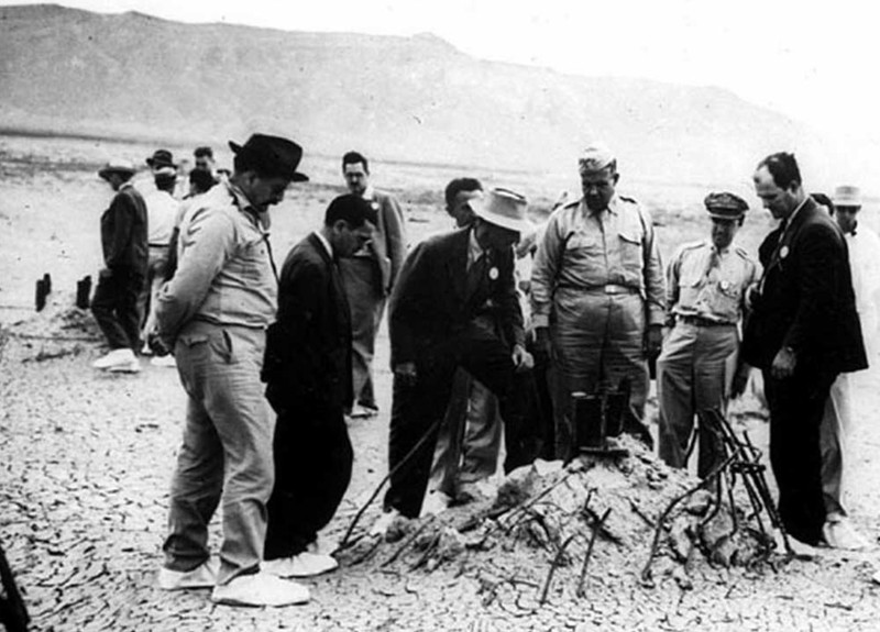 Biopik ‘Oppenheimer’ menampilkan sosok J. Robert Oppenheimer dan temuannya yakni bom atom. Berikut adalah potret asli saat uji coba bom tersebut.