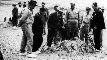 Pada bulan September 1945, tim yang terlibat dalam operasi uji coba bom atom kembali mengunjungi situs uji Trinity untuk mengetahui bagaimana dampak ledakan. Foto: Atomicarchive