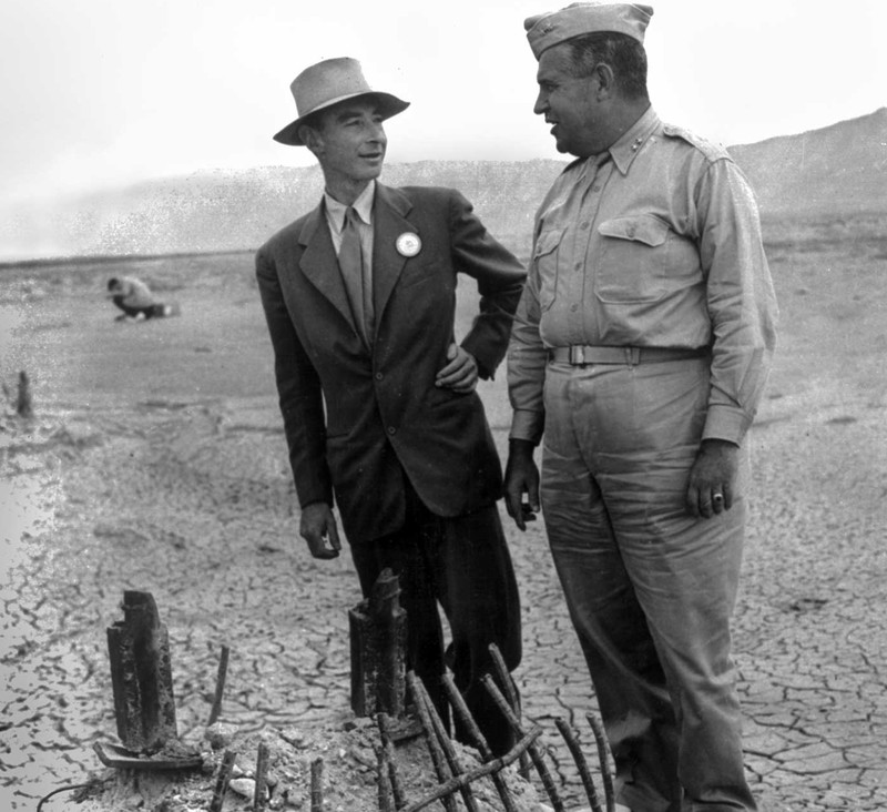 Biopik ‘Oppenheimer’ menampilkan sosok J. Robert Oppenheimer dan temuannya yakni bom atom. Berikut adalah potret asli saat uji coba bom tersebut.