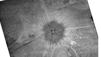 Foto ini diambil 28 jam setelah ledakan, di ground zero. Lingkaran di kanan bawah adalah tempat dilakukannya uji coba 100 ton pada 7 Mei 1945. Foto: Atomicarchive