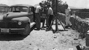 Bahan aktif untuk Trinity dipindahkan dari sedan yang membawanya ke McDonald Ranch. Foto: Atomicarchive