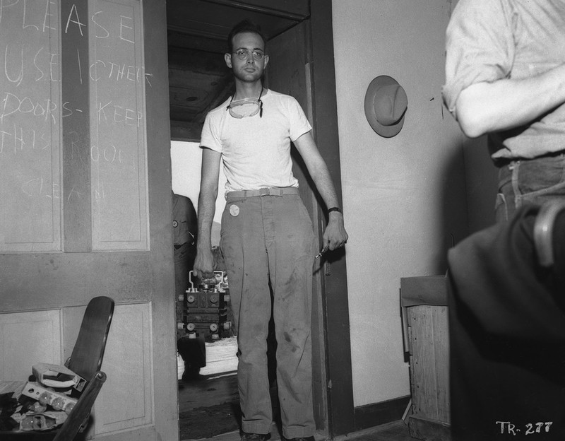 Biopik ‘Oppenheimer’ menampilkan sosok J. Robert Oppenheimer dan temuannya yakni bom atom. Berikut adalah potret asli saat uji coba bom tersebut.