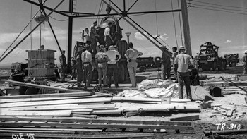 Perangkat dipasang di dasar menara uji setinggi 30,4 meter. Persiapan dimulai pada 11 Juli 1945 dan memakan waktu lima hari. Foto: Atomicarchive