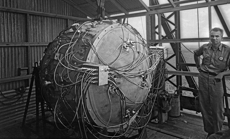 Biopik ‘Oppenheimer’ menampilkan sosok J. Robert Oppenheimer dan temuannya yakni bom atom. Berikut adalah potret asli saat uji coba bom tersebut.