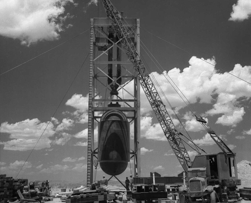 Biopik ‘Oppenheimer’ menampilkan sosok J. Robert Oppenheimer dan temuannya yakni bom atom. Berikut adalah potret asli saat uji coba bom tersebut.