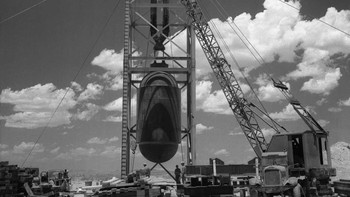 Jumbo, demikian nama salah satu perangkat dalam uji Trinity ini, memiliki berat 214 ton, panjang 7 meter, lebar 3,6 meter, dan tebal dinding 30 cm. Saat reaktor di Hanford mulai menghasilkan plutonium dalam jumlah yang lebih besar dan perhitungan mengurangi kemungkinan gagal, Jumbo diangkat di menara 243 meter dari Ground Zero untuk mengekspos efek uji Trinity. Foto: Atomicarchive