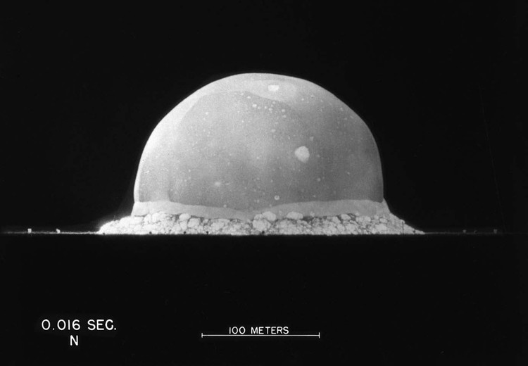 Biopik ‘Oppenheimer’ menampilkan sosok J. Robert Oppenheimer dan temuannya yakni bom atom. Berikut adalah potret asli saat uji coba bom tersebut.