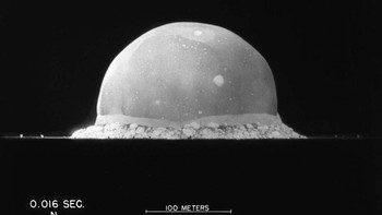 Bola api awal pada 0,016 detik | 16 Juli 1945 | 5:29:45 (Mountain War Time) | Situs Trinity, Alamogordo Test Range, gurun Jornada del Muerto| Hasil: 19 - 21 Kiloton. Foto: Atomicarchive