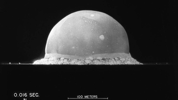 Biopik ‘Oppenheimer’ menampilkan sosok J. Robert Oppenheimer dan temuannya yakni bom atom. Berikut adalah potret asli saat uji coba bom tersebut.