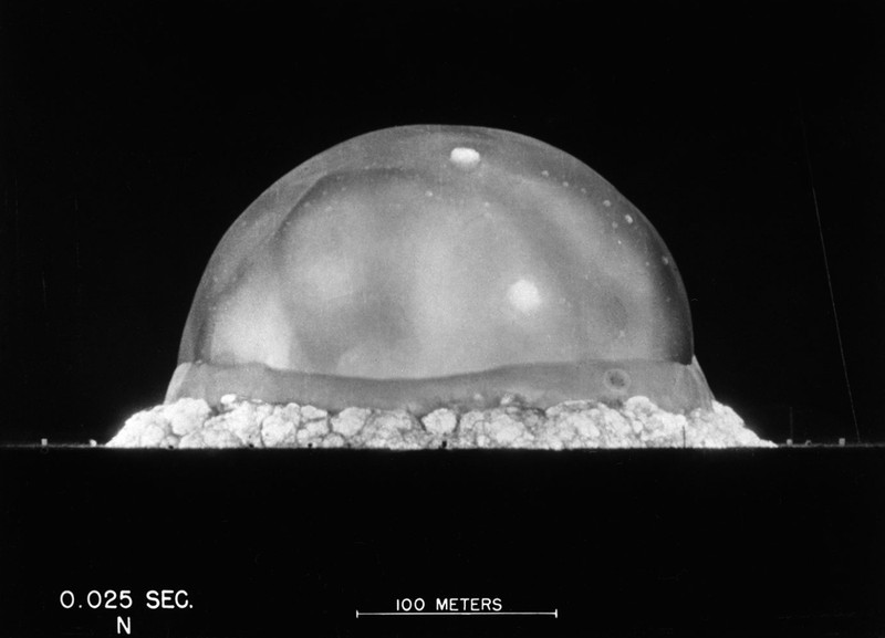 Biopik ‘Oppenheimer’ menampilkan sosok J. Robert Oppenheimer dan temuannya yakni bom atom. Berikut adalah potret asli saat uji coba bom tersebut.