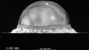 Bola api awal pada 0,025 detik | 16 Juli 1945 | 5:29:45 (Mountain War Time) | Situs Trinity, Alamogordo Test Range, gurun Jornada del Muerto| Hasil: 19 - 21 Kiloton. Foto: Atomicarchive
