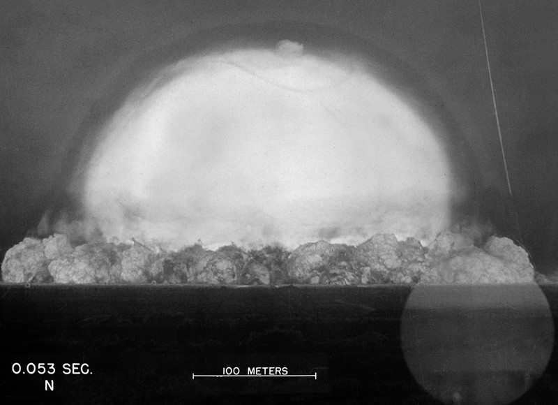 Biopik ‘Oppenheimer’ menampilkan sosok J. Robert Oppenheimer dan temuannya yakni bom atom. Berikut adalah potret asli saat uji coba bom tersebut.