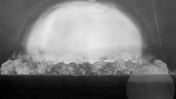 Bola api awal pada 0,053 detik| 16 Juli 1945 | 5:29:45 (Mountain War Time) | Situs Trinity, Alamogordo Test Range, gurun Jornada del Muerto | Hasil: 19 - 21 Kiloton. Foto: Atomicarchive