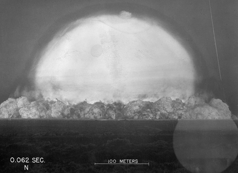 Biopik ‘Oppenheimer’ menampilkan sosok J. Robert Oppenheimer dan temuannya yakni bom atom. Berikut adalah potret asli saat uji coba bom tersebut.