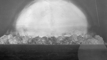 Bola api awal pada 0,062 detik |  16 Juli 1945 | 5:29:45 (Mountain War Time) | Situs Trinity, Alamogordo Test Range, gurun Jornada del Muerto | Hasil: 19 - 21 Kiloton. Foto: Atomicarchive