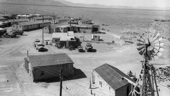 Ini adalah sebagian dari Lapangan Pengeboman Alamogordo (Alamagordo Bombing Range) yang dipilih sebagai tempat uji bom atom Proyek Manhattan yang diberi nama kode Trinity. Situs uji ini terletak di Peternakan McDonald (MacDonald Ranch), yang juga berfungsi sebagai markas perakitan perangkat atom. Semua bangunan sementara ini dipindahkan setelah pengujian. Foto: Atomicarchive