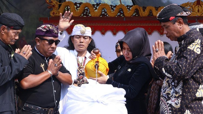 Unduh patirtan Jolotundo di Mojokerto