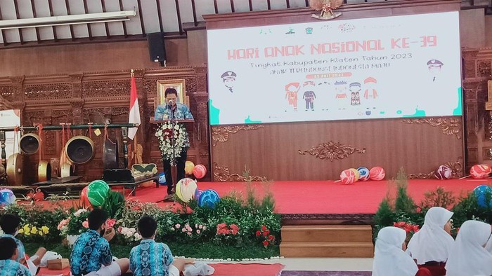 Wakil Bupati Klaten Yoga Hardaya menyerahkan hadiah di peringatan Hari Layak Anak