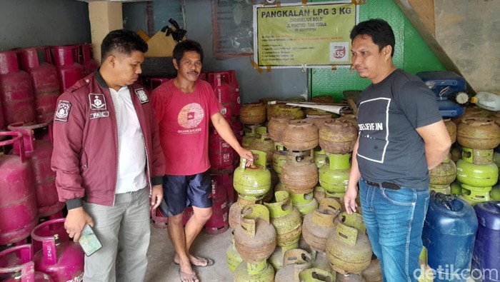 Warga di Tana Toraja mengeluhkan harga gas elpiji tembus Rp 50.000 per tabung.