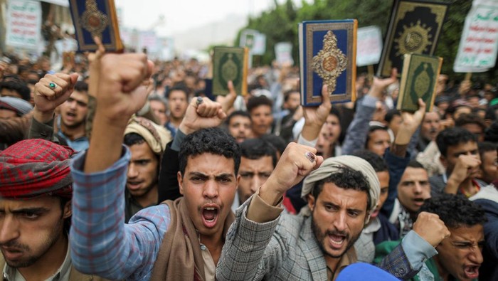 Warga Yaman Murka, Angkat Senjata Protes Pembakaran Al-Qur'an di Denmark Men hold firearms as people demonstrate against the desecration of the Koran in Denmark, in Sanaa, Yemen July 24, 2023. REUTERS/Khaled Abdullah TPX IMAGES OF THE DAY