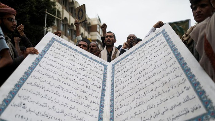 Men hold firearms as people demonstrate against the desecration of the Koran in Denmark, in Sanaa, Yemen July 24, 2023. REUTERS/Khaled Abdullah     TPX IMAGES OF THE DAY