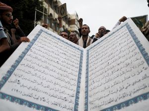 Kelompok Anti-Muslim Belanda Robek Al-Quran di Depan KBRI