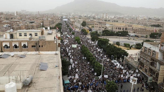 Men hold firearms as people demonstrate against the desecration of the Koran in Denmark, in Sanaa, Yemen July 24, 2023. REUTERS/Khaled Abdullah     TPX IMAGES OF THE DAY