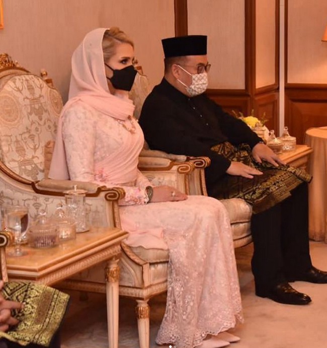 Yang Mulia Che Puan Mahkota Sofie Louise Johansson  sosoknya banyak disanjung oleh publik Malaysia. Wanita 37 tahun itu cukup aktif menghadiri acara keistanaan. Foto: dok. Instagram/@ljo_