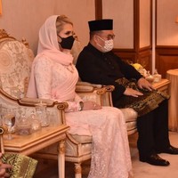 Yang Mulia Che Puan Mahkota Sofie Louise Johansson  sosoknya banyak disanjung oleh publik Malaysia. Wanita 37 tahun itu cukup aktif menghadiri acara keistanaan. Foto: dok. Instagram/@ljo_