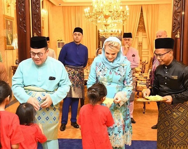 Inilah penampilan pasangan bangsawan itu saat Hari Raya Idul Fitri. Keduanya kompak mengenakan busana bernuansa biru. Foto: dok. Instagram/@ljo_