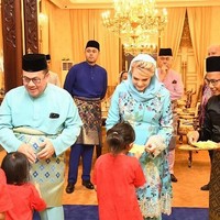 Inilah penampilan pasangan bangsawan itu saat Hari Raya Idul Fitri. Keduanya kompak mengenakan busana bernuansa biru. Foto: dok. Instagram/@ljo_